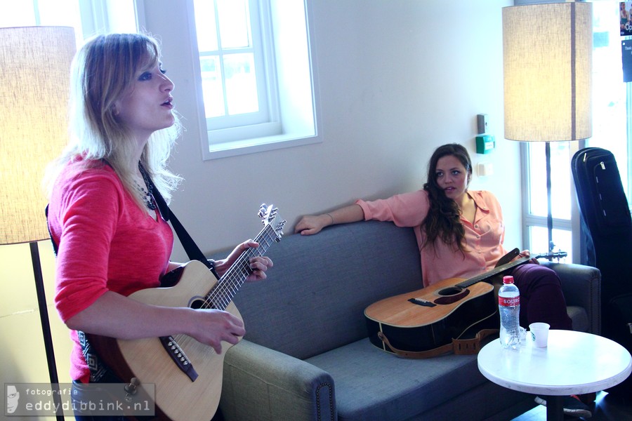 2013-09-18 Piper Hayes en Angela Saini - Starbucks, Deventer 015